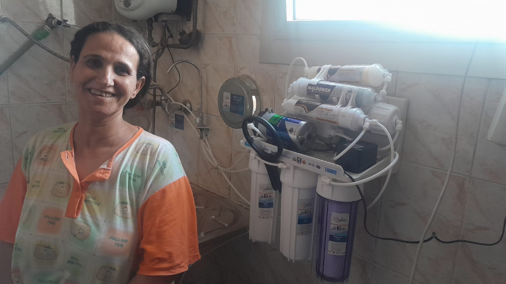 Installing household water filters in Ezbet El Haggana